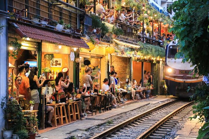 Train Street Hanoi cafes, things to do in Hanoi, Hanoi nightlife experience